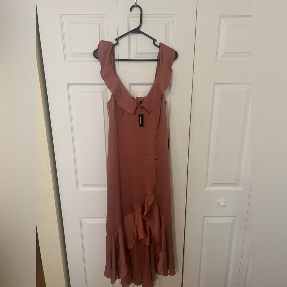 Elegant coral colored Sleeveless Dress- Express
New with tag
Ruffled hem detail